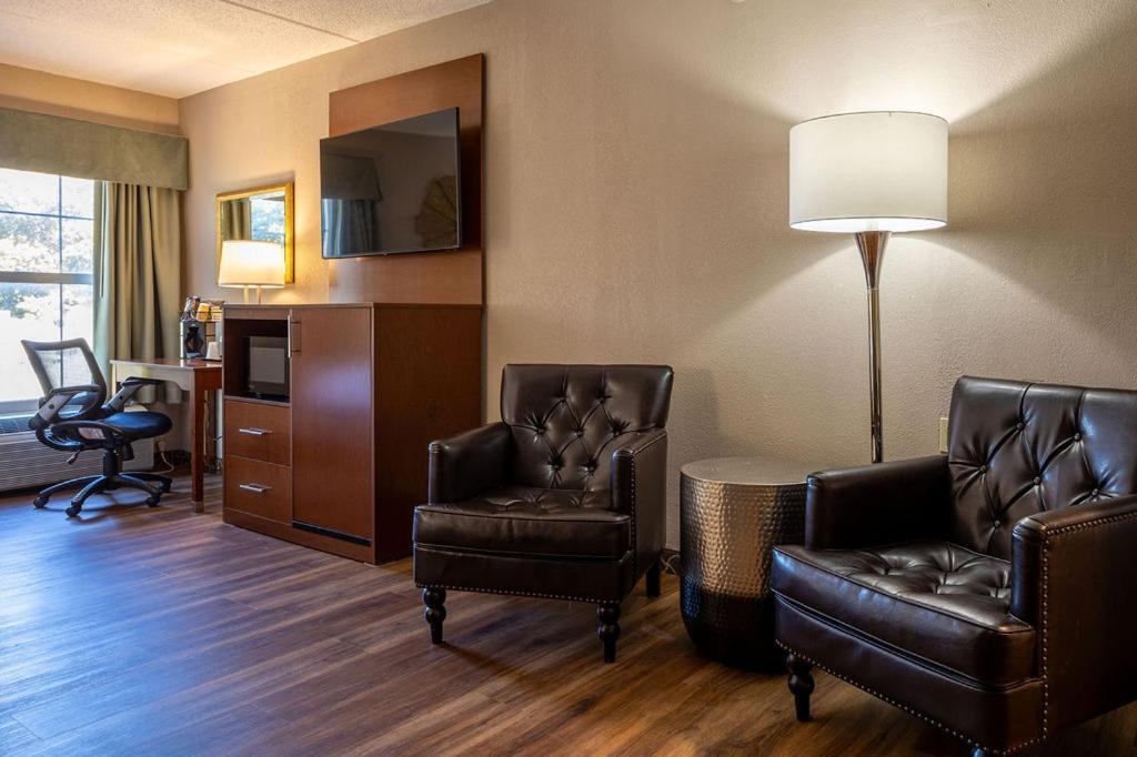 D. Hotel Suites & Spa Холиоук Екстериор снимка
