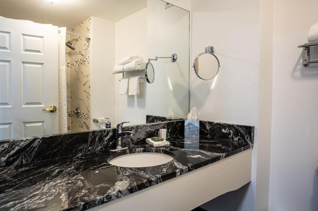 D. Hotel Suites & Spa Холиоук Екстериор снимка