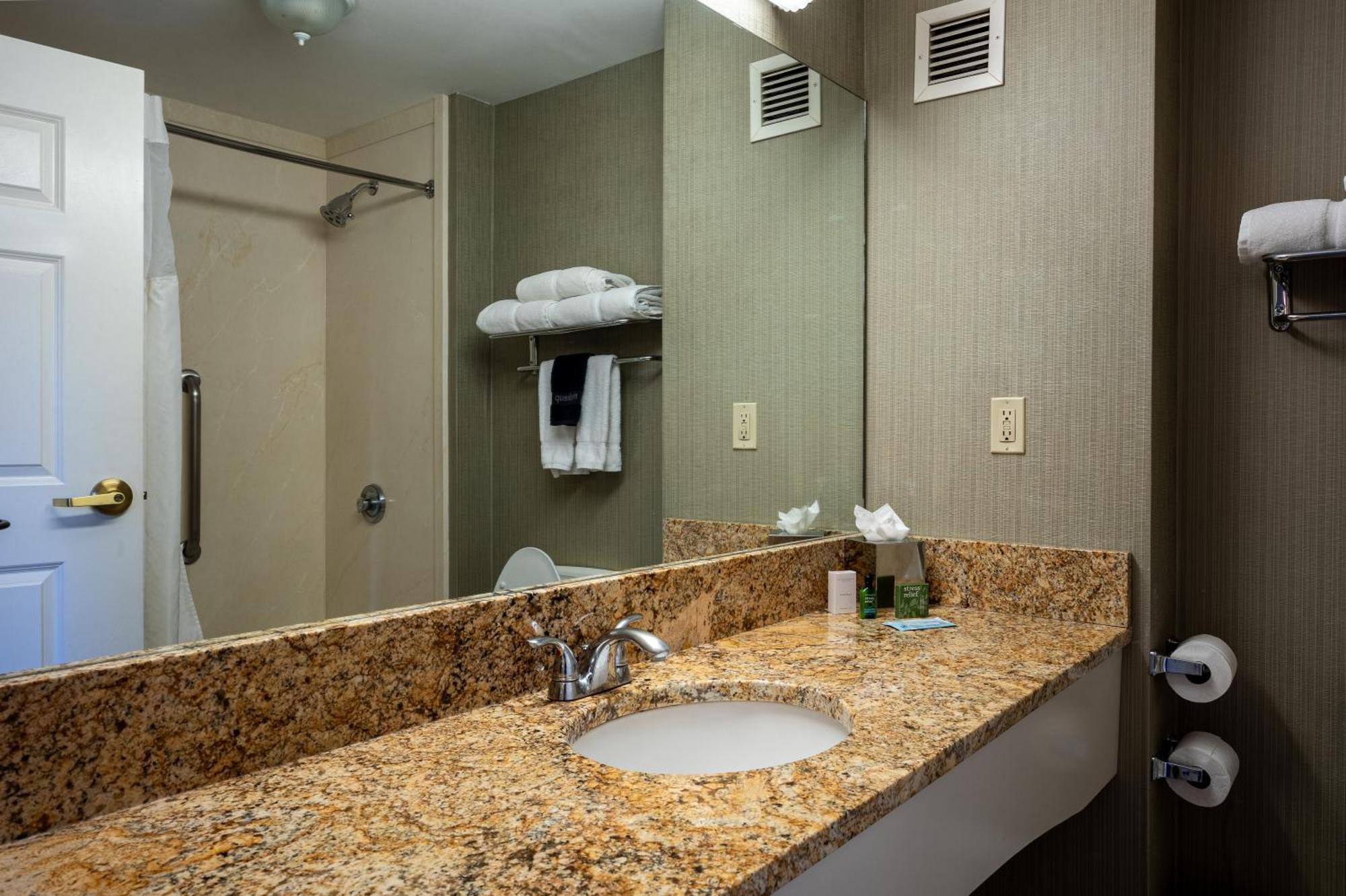 D. Hotel Suites & Spa Холиоук Екстериор снимка