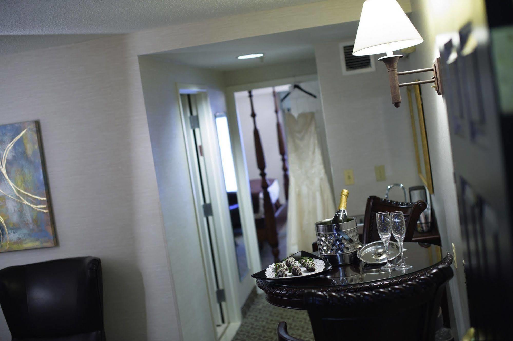 D. Hotel Suites & Spa Холиоук Екстериор снимка