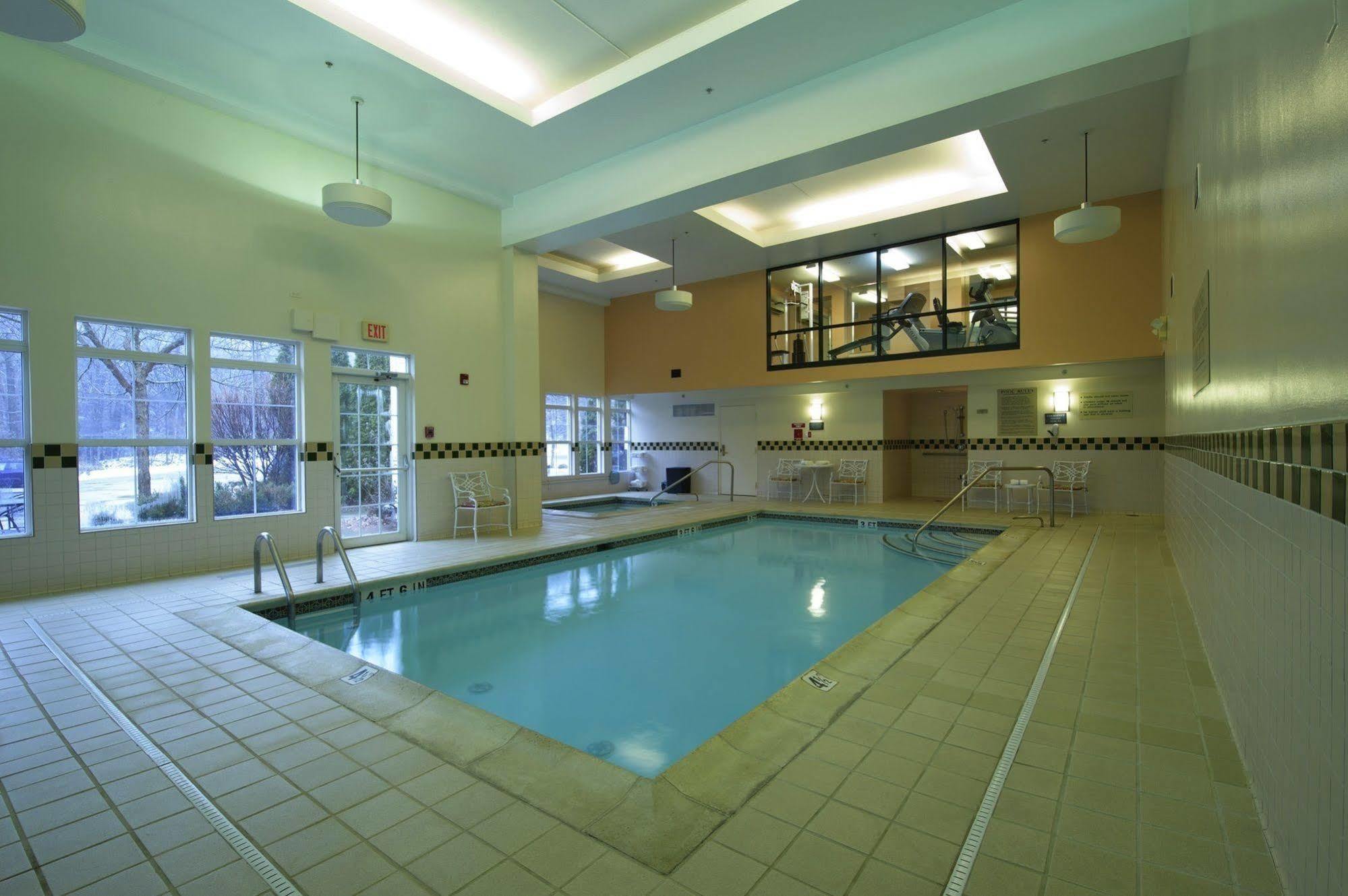 D. Hotel Suites & Spa Холиоук Екстериор снимка
