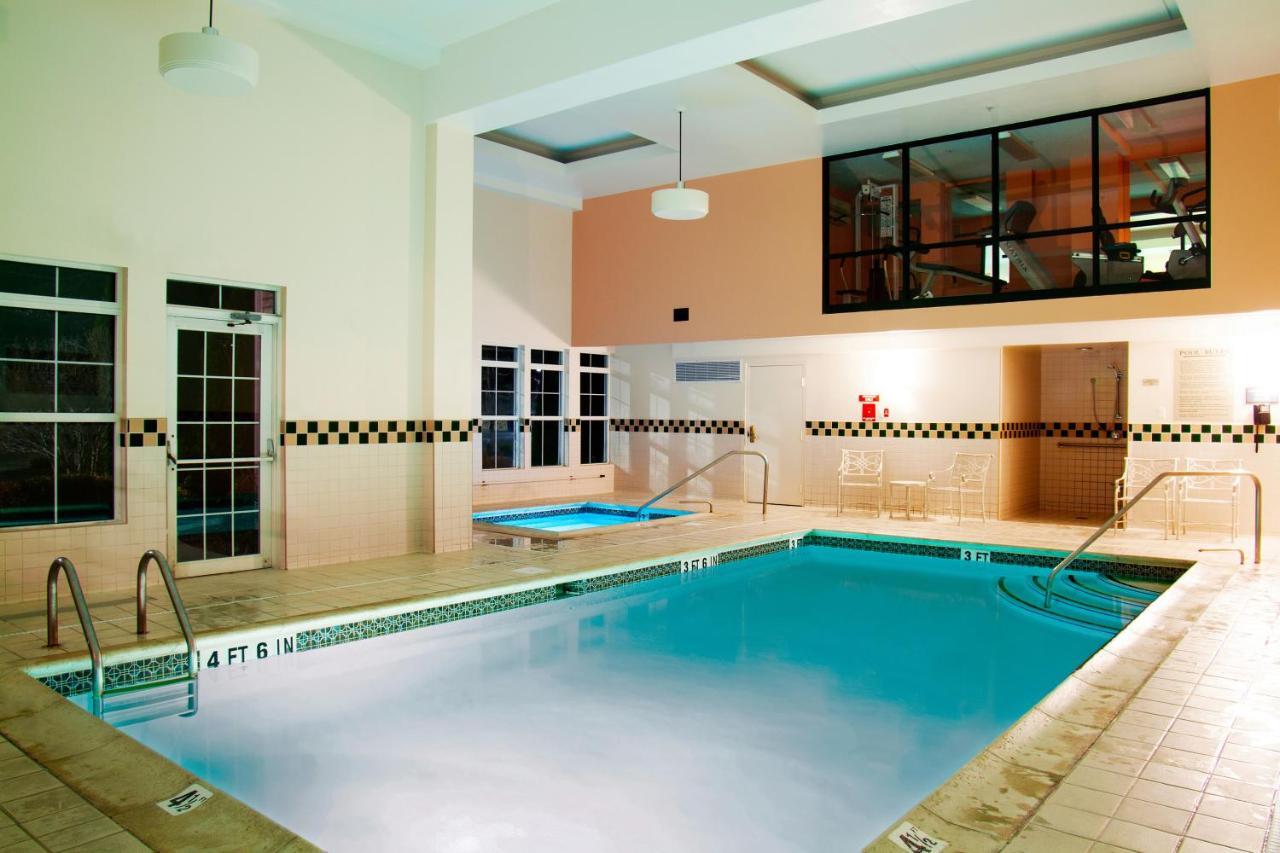 D. Hotel Suites & Spa Холиоук Екстериор снимка